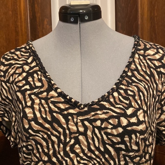 Dana Buchman Signature Woven V-Neck Short Sleeve Top - Picture 2 of 7
